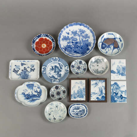 Gruppe von elf blau-weiß dekorierten Porzellantellern und -Schalen, dazu vier kleine Kacheln - photo 1
