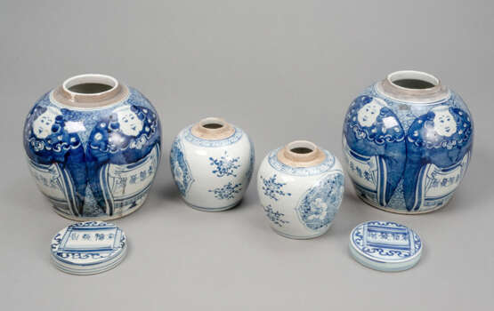 Vier Deckelvasen aus Porzellan mit unterglasurblauem Figurendekor, zwei ohne Deckel - Foto 2