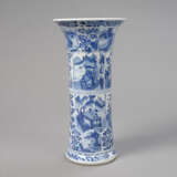 'Gu'-förmige Vase mit unterglasurblauen Landschafts- und Blumendarstellungen in Kartuschen - Foto 1