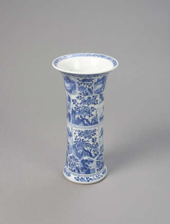 'Gu'-förmige Vase mit unterglasurblauen Landschafts- und Blumendarstellungen in Kartuschen - photo 2