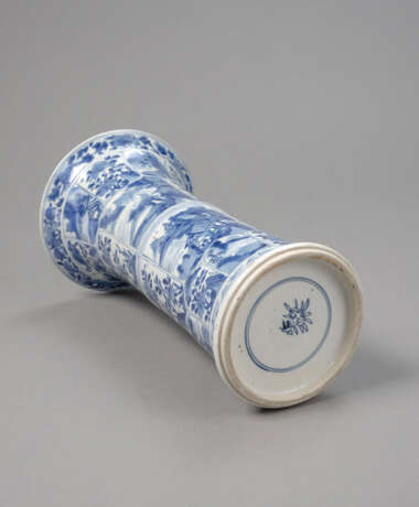 'Gu'-förmige Vase mit unterglasurblauen Landschafts- und Blumendarstellungen in Kartuschen - Foto 4