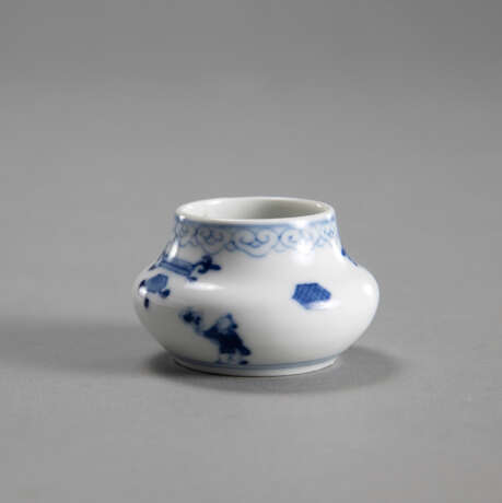 Kleine Porzellanvase mit unterglasurblauem Dekor von Knaben und Schatzsymbolen - photo 2