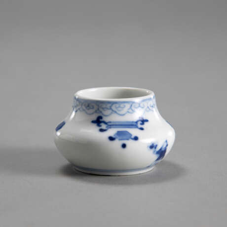 Kleine Porzellanvase mit unterglasurblauem Dekor von Knaben und Schatzsymbolen - photo 3