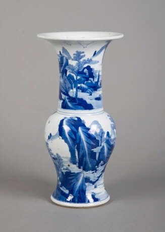 'Yenyen'-Vase aus Porzellan mit unterglasurblauem Landschaftsdekor - photo 2