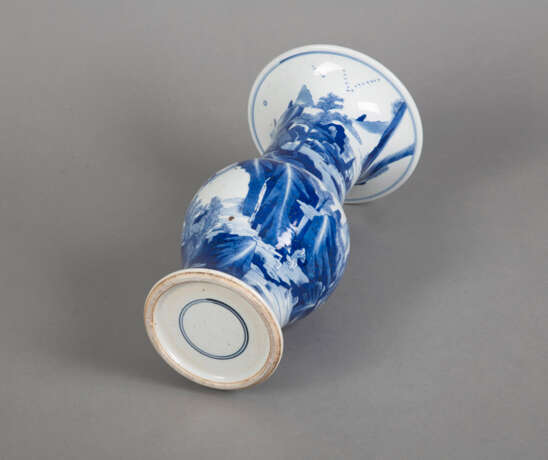 'Yenyen'-Vase aus Porzellan mit unterglasurblauem Landschaftsdekor - Foto 4