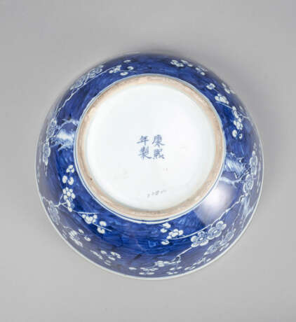 Große Porzellan-Schale mit unterglasurblauem Dekor von blühenden Pflaumenzweigen - Foto 3
