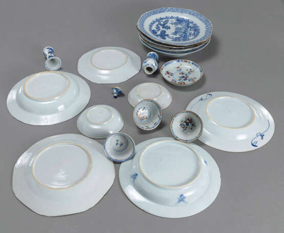 Konvolut Exportporzellan: zehn unterglasurblaue Teller, drei Koppchen, jeweils mit Untertasse, und zwei Miniaturvasen - Foto 2