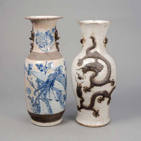 Zwei Balustervasen aus Porzellan mit unterglasurblauem Pfauen- und schwarzem Relief-Drachendekor - Foto 1