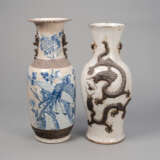 Zwei Balustervasen aus Porzellan mit unterglasurblauem Pfauen- und schwarzem Relief-Drachendekor - photo 1