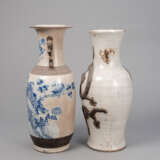 Zwei Balustervasen aus Porzellan mit unterglasurblauem Pfauen- und schwarzem Relief-Drachendekor - Foto 4