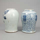 Zwei blau-weiß dekorierte Deckelvasen aus Porzellan, u. a. mit 'Shuangxi'-Dekor - Foto 3