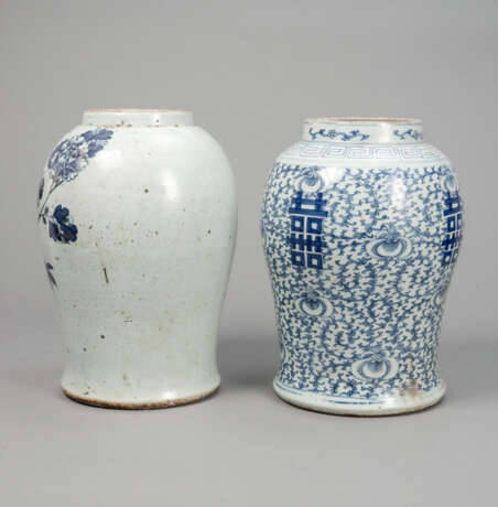 Zwei blau-weiß dekorierte Deckelvasen aus Porzellan, u. a. mit 'Shuangxi'-Dekor - Foto 3