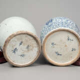 Zwei blau-weiß dekorierte Deckelvasen aus Porzellan, u. a. mit 'Shuangxi'-Dekor - Foto 4