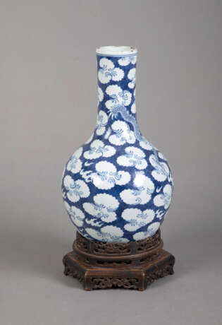 Kugelvase aus Porzellan mit unterglasurblauem Dekor eines Drachen in Wolken - Foto 2