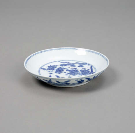 Kleiner Teller aus Porzellan mit unterglasurblauem Dekor - фото 3