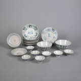 Konvolut unterglasurblaues Porzellan: 13 Teller, zwei große Schüssel und sieben Schalen - photo 1