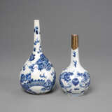 Zwei Flaschenvasen aus Porzellan mit unterglasurblauem Drachendekor - Foto 1