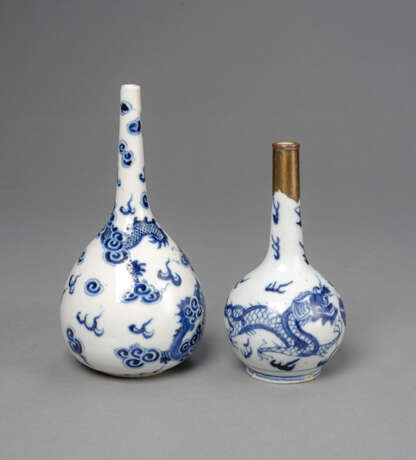 Zwei Flaschenvasen aus Porzellan mit unterglasurblauem Drachendekor - Foto 2
