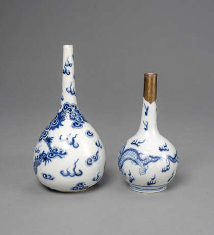 Zwei Flaschenvasen aus Porzellan mit unterglasurblauem Drachendekor - photo 3