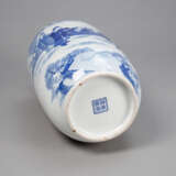 Porzellan-Schultervase mit unterglasurblau bemalter Romanszene des Treffens der drei Ritterhelden - photo 4