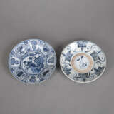 Kraak-Teller mit unterglasurblauem Floraldekor und Exportteller mit 'Fu'-Schriftzeichen - photo 1