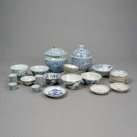 Konvolut Blau-weiß-Porzellane, 35 St., u. a. zwei Deckeldosen, Koppchen, Schalen, u. a. aus der Tek Sing - фото 1