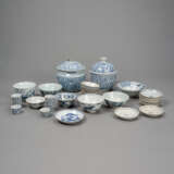 Konvolut Blau-weiß-Porzellane, 35 St., u. a. zwei Deckeldosen, Koppchen, Schalen, u. a. aus der Tek Sing - Foto 1