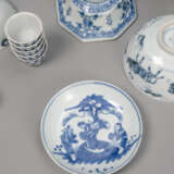 Konvolut Blau-weiß-Porzellane, 35 St., u. a. zwei Deckeldosen, Koppchen, Schalen, u. a. aus der Tek Sing - Foto 3