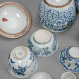 Konvolut Blau-weiß-Porzellane, 35 St., u. a. zwei Deckeldosen, Koppchen, Schalen, u. a. aus der Tek Sing - Foto 4