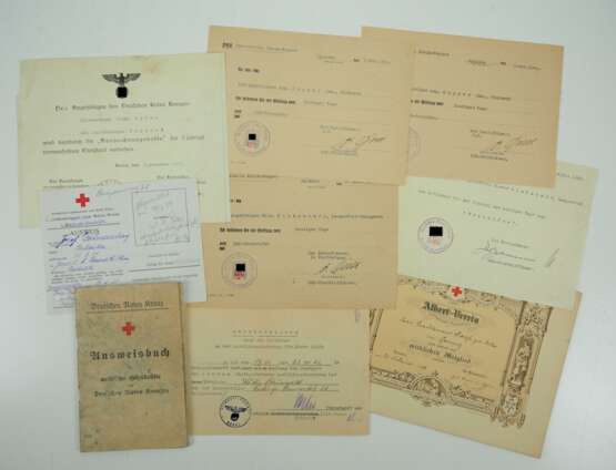 Deutsches Rotes Kreuz : Sammlung von 9 Urkunden / Ausweisen. - Foto 1