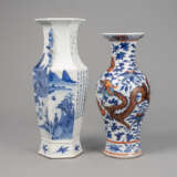 Hexagonale Porzellanvase mit unterglasurblauem Landschaftsdekor und eine Vase mit blau-rotem Drachendekor - фото 3
