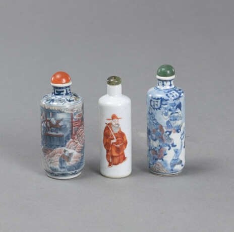 Drei Snuffbottles aus Porzellan mit unterglasurblauem und eisenrotem Figurendekor - Foto 2