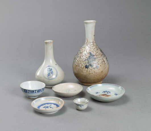 Zwei Vasen und fünf Schalen aus blau-weiß dekoriertem Porzellan - Foto 1