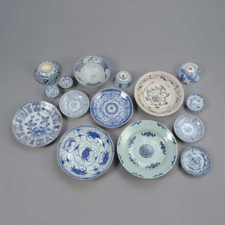 Gruppe von unterglasurblau dekorierten Porzellanschalen - фото 1