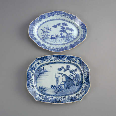 Zwei unterglasurblau dekorierte Porzellantabletts mit Rehen und Figuren - фото 1