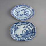 Zwei unterglasurblau dekorierte Porzellantabletts mit Rehen und Figuren - Foto 1