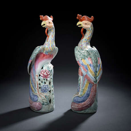 Polychrom dekoriertes Paar Phönixe auf Pfingstrosen stehend aus Porzellan von Jin Yunyan (1904-1986) - фото 1