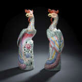 Polychrom dekoriertes Paar Phönixe auf Pfingstrosen stehend aus Porzellan von Jin Yunyan (1904-1986) - фото 2