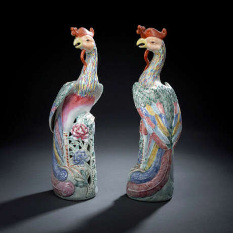 Polychrom dekoriertes Paar Phönixe auf Pfingstrosen stehend aus Porzellan von Jin Yunyan (1904-1986) - photo 2