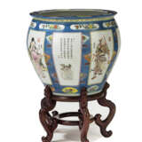 Großer Porzellan-Cachepot mit Dekor von Figuren und Antiquitäten mit Gedichtaufschriften - photo 3