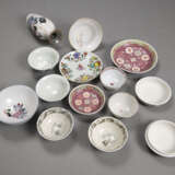Gruppe von polychrom dekorierten Porzellanschalen und eine Biscuit-Deckeldose mit Drachendekor - Foto 3
