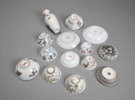 Gruppe von polychrom dekorierten Porzellanschalen und eine Biscuit-Deckeldose mit Drachendekor - Foto 4