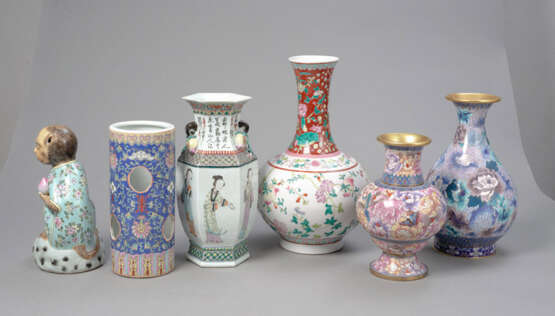 Konvolut Porzellan/Cloisonné: zwei 'Famille rose'-Vasen, ein Hutständer, eine Porzellanfigur eines Affen, zwei Cloisonné-Vasen mit Blumendekor - Foto 2