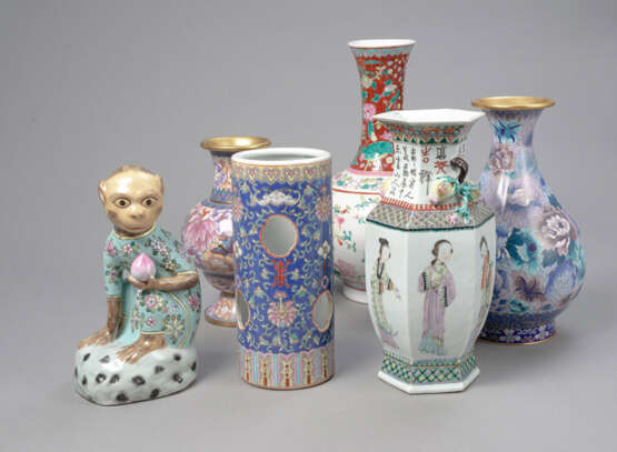 Konvolut Porzellan/Cloisonné: zwei 'Famille rose'-Vasen, ein Hutständer, eine Porzellanfigur eines Affen, zwei Cloisonné-Vasen mit Blumendekor - photo 3