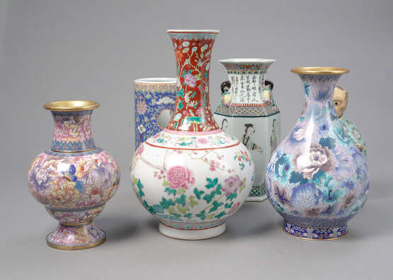 Konvolut Porzellan/Cloisonné: zwei 'Famille rose'-Vasen, ein Hutständer, eine Porzellanfigur eines Affen, zwei Cloisonné-Vasen mit Blumendekor - photo 4