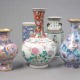Konvolut Porzellan/Cloisonné: zwei 'Famille rose'-Vasen, ein Hutständer, eine Porzellanfigur eines Affen, zwei Cloisonné-Vasen mit Blumendekor - фото 4