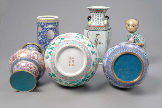 Konvolut Porzellan/Cloisonné: zwei 'Famille rose'-Vasen, ein Hutständer, eine Porzellanfigur eines Affen, zwei Cloisonné-Vasen mit Blumendekor - Foto 5