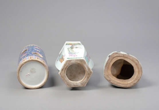 Konvolut Porzellan/Cloisonné: zwei 'Famille rose'-Vasen, ein Hutständer, eine Porzellanfigur eines Affen, zwei Cloisonné-Vasen mit Blumendekor - photo 6
