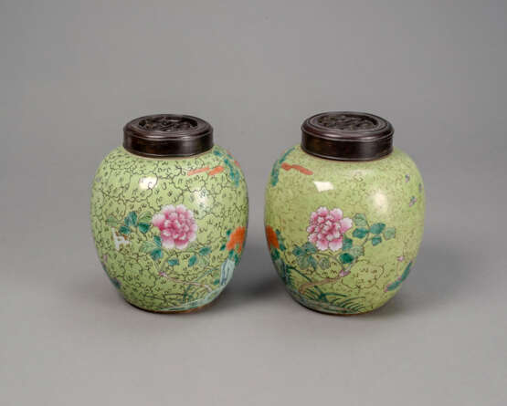Paar grüngrundige 'Famille rose'-Ingwertöpfe aus Porzellan - photo 3