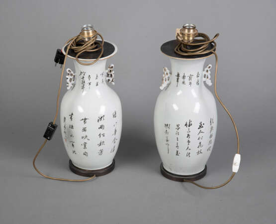 Paar polychrom bemalte Henkelvasen aus Porzellan mit Damen im Garten, als Lampen montiert - Foto 3